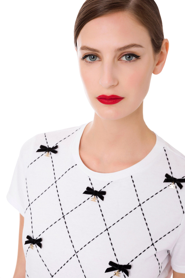 T-shirt with bow pattern and charms - Elisabetta Franchi® Outlet