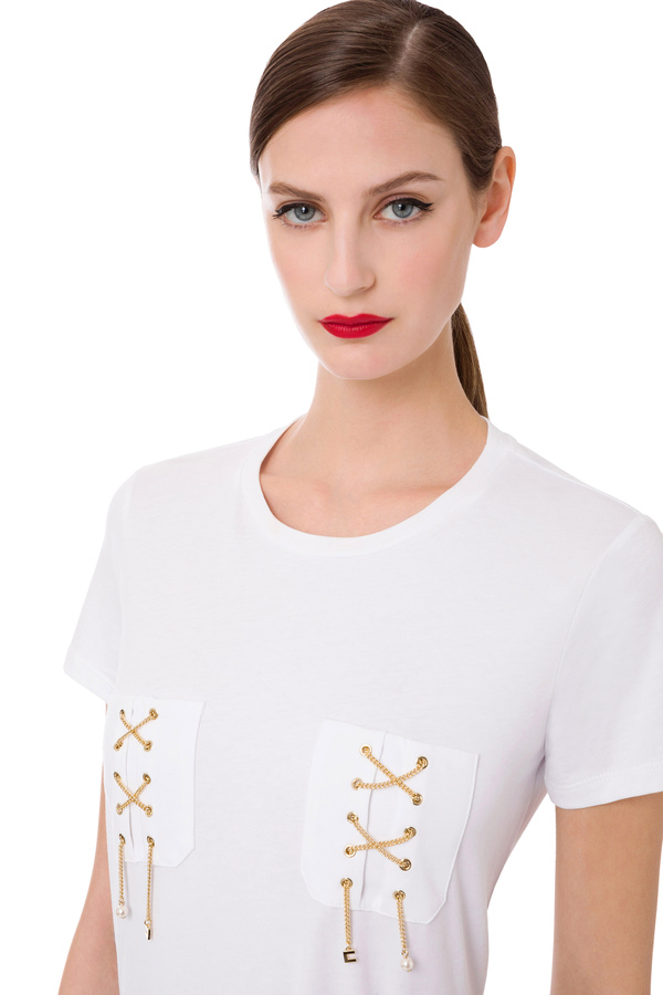 T-Shirt mit kurzen Ärmeln mit Ketten und Charm-Anhängern - Elisabetta Franchi® Outlet