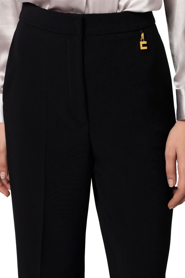 Pantalone dritto in crêpe leggero con charms - Elisabetta Franchi® Outlet