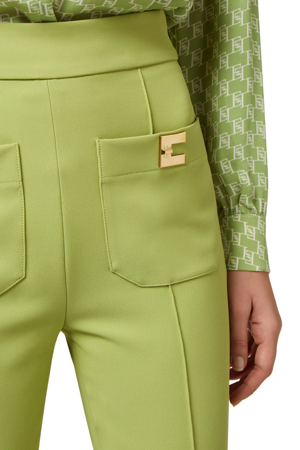 Pantalone palazzo in crêpe stretch con placche logo - Elisabetta Franchi® Outlet