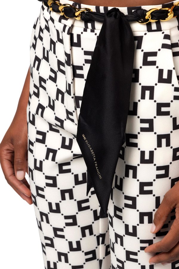 Schlaghose aus Stretch-Crêpe mit Logo-Print und Gürtel mit Tuch - Elisabetta Franchi® Outlet