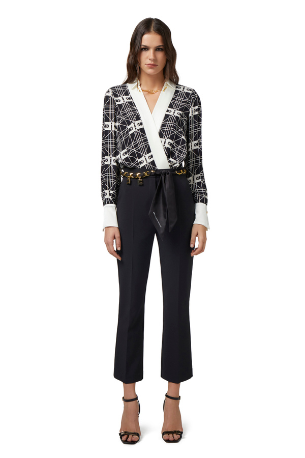 Hose mit leichtem Schlag aus Stretch-Crêpe und Gürtel mit Tuch - Elisabetta Franchi® Outlet
