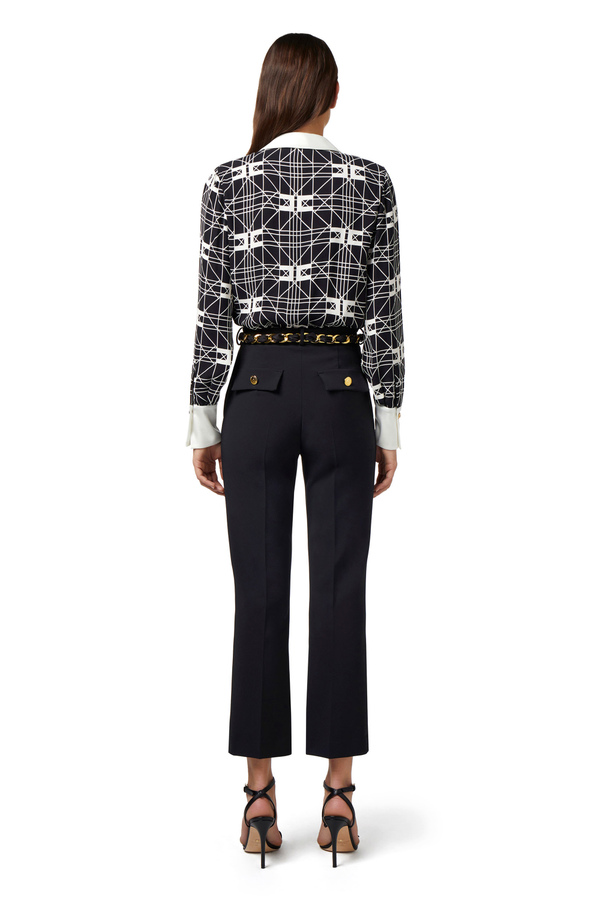 Hose mit leichtem Schlag aus Stretch-Crêpe und Gürtel mit Tuch - Elisabetta Franchi® Outlet