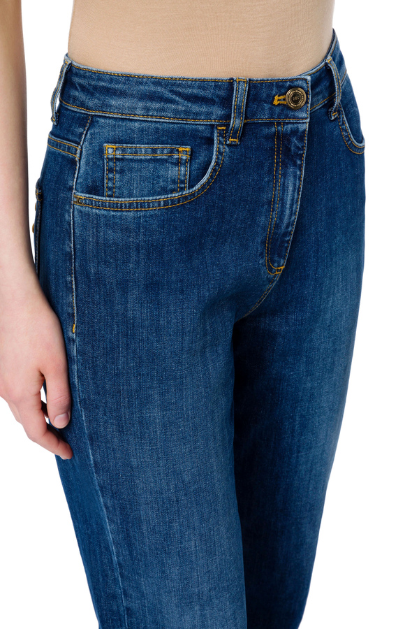 Mom-Fit-Jeans mit aufgesticktem Logo - Elisabetta Franchi® Outlet