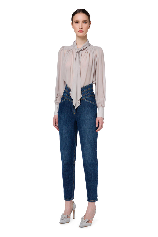 Hochgeschittene Jeans mit Bund und Logo - Elisabetta Franchi® Outlet