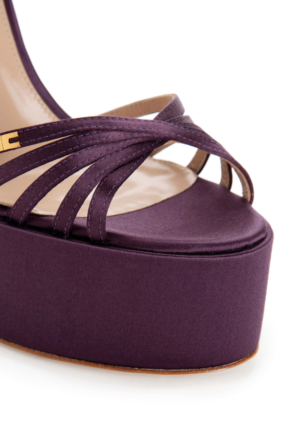 Plateau-Sandale aus Satin mit Logo-Nieten - Elisabetta Franchi® Outlet