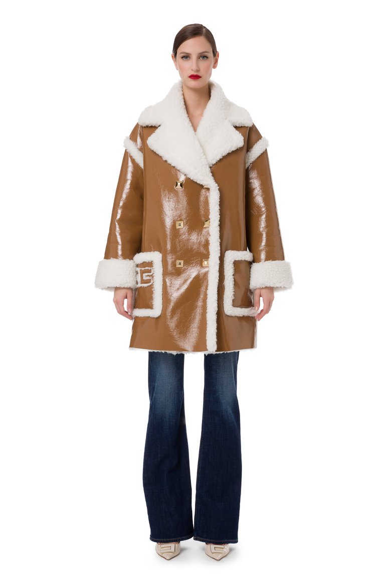 Maxi abrigo de charol con tachas y pelo sintético - Looks de Invierno | Elisabetta Franchi® Outlet